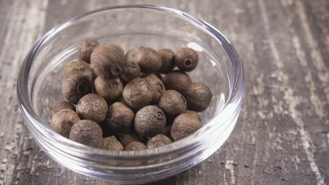 Slow motion pepper falling into a bowl close up Stock-Footage 95785631