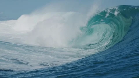 SLOW MOTION Perfect barrel wave breaks and splashes in giant ocean sea wave Stock-Footage 336585906