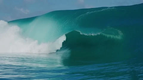 SLOW MOTION Perfect barrel wave breaks and splashes in giant ocean sea wave Video stock 336585923