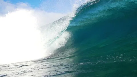 SLOW MOTION Perfect barrel wave breaks and splashes in giant ocean sea wave Stock-Footage 336585932