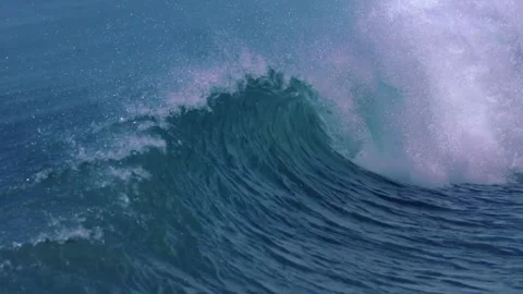 SLOW MOTION Perfect barrel wave breaks and splashes in giant ocean sea wave Video stock 336585937