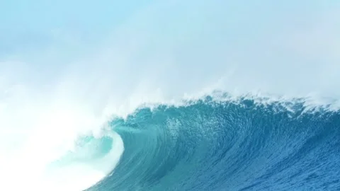 SLOW MOTION Perfect barrel wave breaks and splashes in giant ocean sea wave Vídeos de archivo 336585956