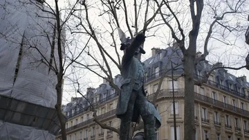 Slow motion pigeon flies onto statue in Paris France  Stock Footage 85673146