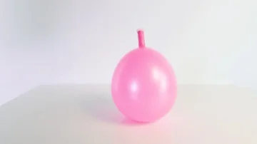 Slow motion of a pink balloon deflating Stockbeeldmateriaal 85363070