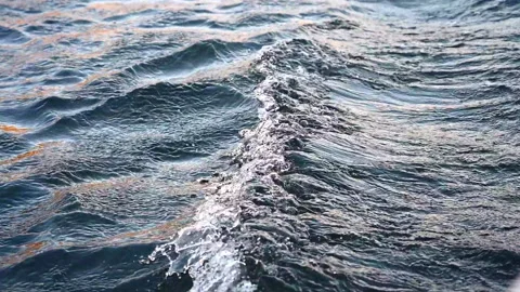 Slow motion pontoon wake Stockbeeldmateriaal 130543021