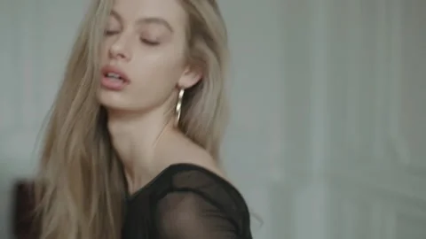 Slow Motion Portrait of Glamor Seductive Gorgeous Blonde Young Woman. Vidéo 130240490