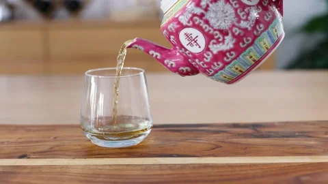 Slow Motion Pouring of Hot Tea 库存影片 253393573