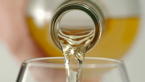 SLOW MOTION: Pouring whiskey from a bottle in a glass - Macro Видео 101817009