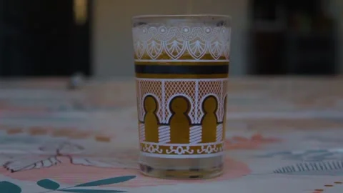 Slow motion of pourring of moroccan tea in a glass Video stock 295367850