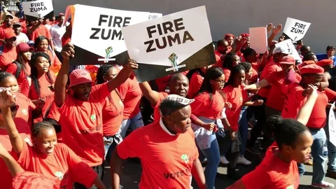 SLOW MOTION POV of dancing EFF protesters Vídeo Stock 78710586