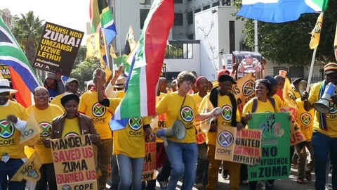 SLOW MOTION POV group of "Cope" yellow shirted people Vidéo 78710551