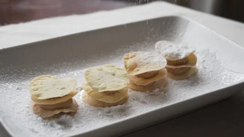 Slow motion of powdered sugar falling into leaf alfajores Video stock 240942151