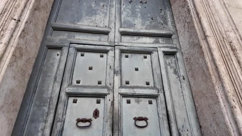 Slow Motion Push in on Ancient Green Italian Door with Metal Knocker Vídeos de archivo 328845757