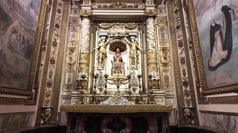 Slow Motion Push-in On Golden Virgin Mary Statue In Sacred Cathedral Vídeo Stock 329713231