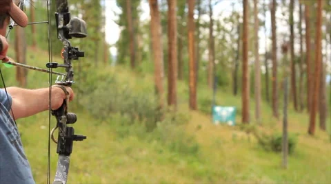 Slow motion rack focus of man practicing archery with bow and arrow Stock-Footage 45115744