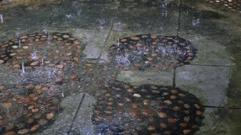 Slow motion rain drops bouncing off pebbled floor Stock-Footage 92536473