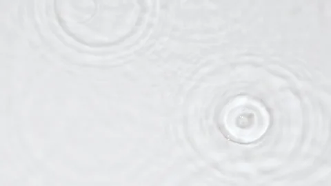 Slow motion rain drops on water surface over grey abstract background, top view. Vídeo Stock 209441433