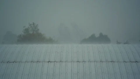 Slow motion rain falling and droplets on roof building is beuaty Vídeos de archivo 113973071