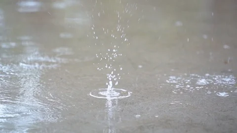 Slow motion rain falling and droplets on ground is beuaty 库存影片 113973506