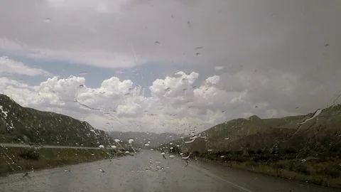 Slow motion rain on windshield. Stockbeeldmateriaal 95163246