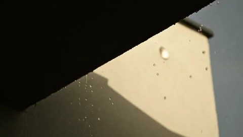 Slow motion of raindrops falling from balcony ceiling during heavy summer r.. 스톡 동영상 318525591
