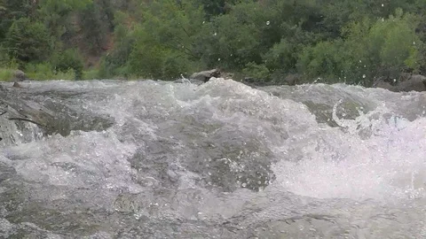 Slow motion rapids down the river Vidéo 95162293