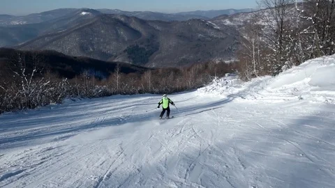 Slow Motion Rear View of Professional Skier Carving Down the Snowy Slope 库存影片 72091101