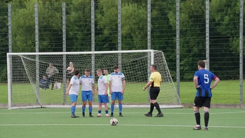 Slow Motion, Referee Organises Defensive Wall Before Direct Free Kick 库存影片 341774434