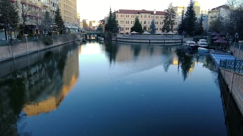 Slow motion reflection of the city on the canal. Stock Footage 148981681