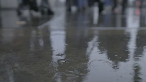 Slow motion reflection of commuters walking in the rain at rush hour Video stock 118253797