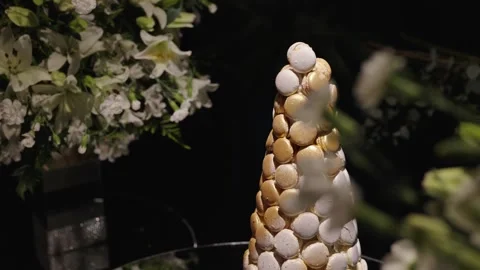 Slow motion reveal of macaron tower centerpiece on elegant wedding dessert table Stock Footage 334387633