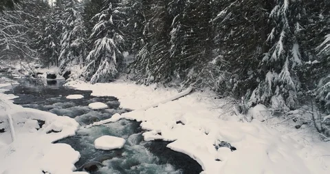 Slow Motion Reveal Of A River In The Mountains During Winter 스톡 동영상 124190828