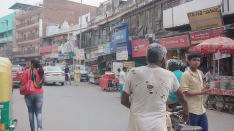 Slow motion of rickshaw puller crossing road in Old Delhi street, India Vídeos de archivo 111559494