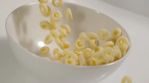 SLOW MOTION: Ring cornflakes pouring in a white dish Vídeos de archivo 108959468