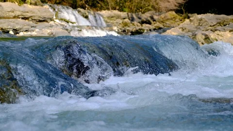 Slow motion of the river on the rocks. Spring flood. Vidéo 104800798