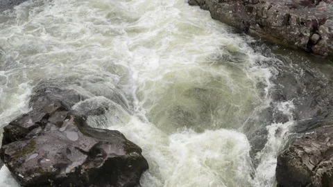 Slow motion river stream in the English mountains Lake district England UK 4K Vidéo 320361319