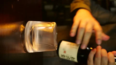 Slow motion Rotating cup Pour wine/Alcohol/liquor Stockbeeldmateriaal 165814691