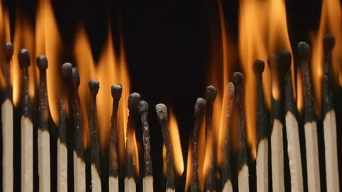 SLOW MOTION: Row of burning matchsticks strongly Видео 72736558