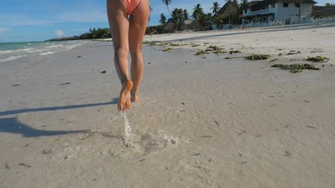 SLOW MOTION Running athletic thin girl in shallow water 動画素材 86940024