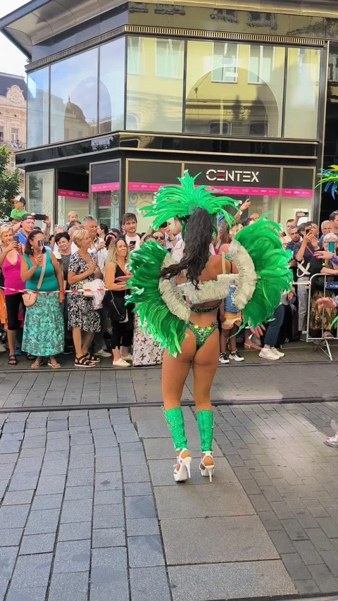 Slow motion of samba dancer at Brasil Fest Stockbeeldmateriaal 347223037