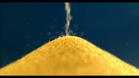 Slow motion sand timer flowing from through hour glass Video stock 83999628