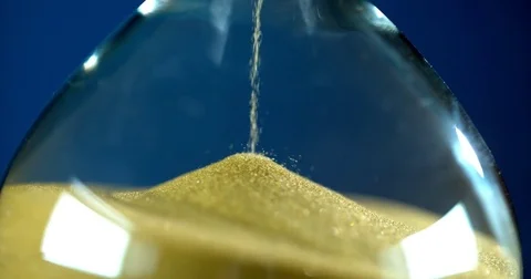 Slow motion sand timer flowing from through hour glass Video stock 83999955