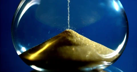 Slow motion sand timer flowing from through hour glass Video stock 83999958