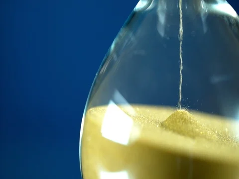 Slow motion sand timer flowing from through hour glass Video stock 84000075