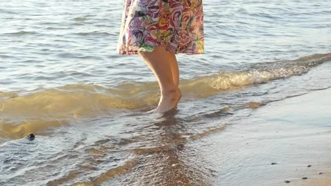 Slow motion. Sandy beach, coast. Feet of a girl who walks. 스톡 동영상 136639114