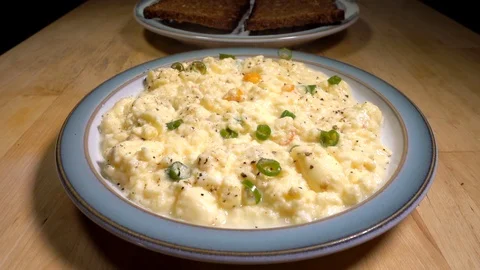 Slow motion - Scrambled eggs and toasted rye bread. Stock-Footage 108161862
