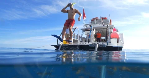 Slow Motion, Scuba Diver Jumping Off Boat into Ocean Vídeo Stock 105816908