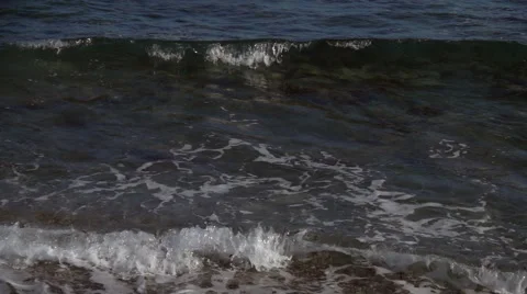 Slow motion of sea waves and rocks at a beach Vidéo 68990582