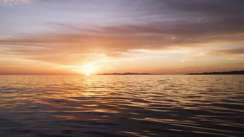 Slow motion of sea waves and golden sky with sun at sunset, Alaska Vidéo 123736536