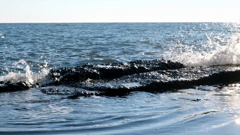 Slow motion of sea waves. Blue sky and water. Summer day. Vidéo 106352129